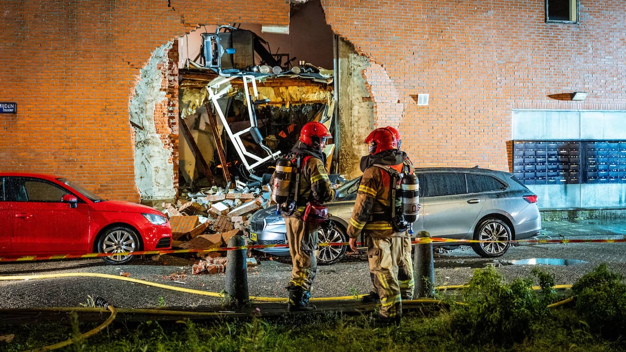 Meerdere gewonden na explosie en grote brand bij flat in Amsterdam