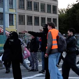 Video | Demonstranten bekogeld met vuurwerk na koranverbranding Hoofddorp