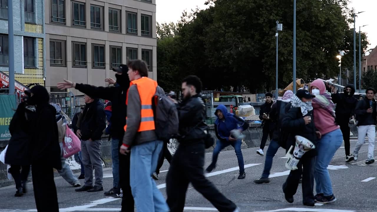 Demonstranten bekogeld met vuurwerk na koranverbranding Hoofddorp