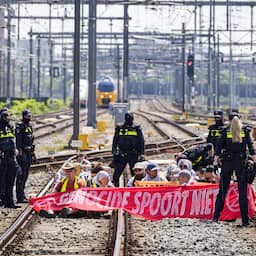 Politie haalt actievoerders van spoor bij Utrecht Centraal, treinverkeer hervat