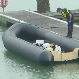 Video | Hulpdiensten halen tientallen migranten van rubberboot in Zeeland