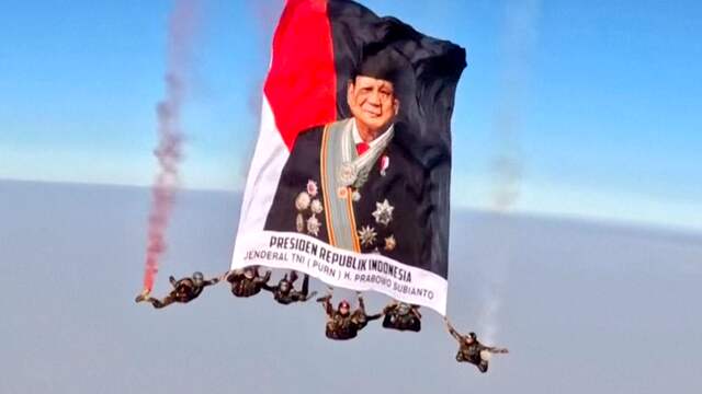 Skydivers geven indrukwekkende luchtshow op Indonesische onafhankelijkheidsdag