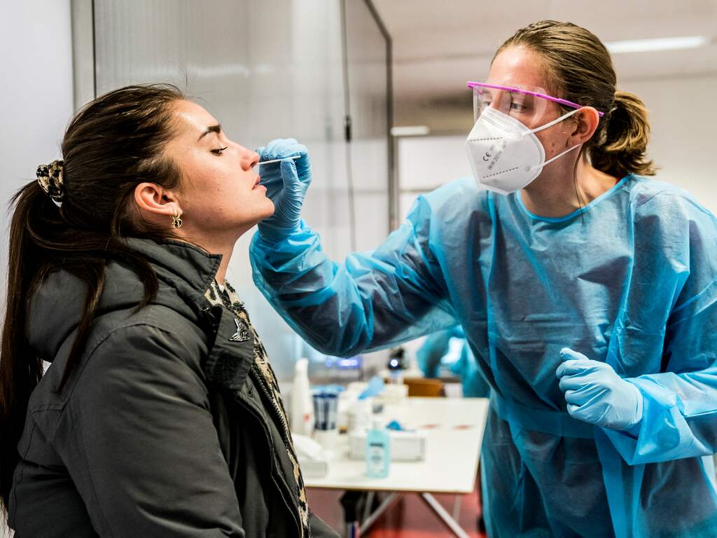 Reproductiegetal volgens RIVM boven de 1, druk op zorg 'onverminderd hoog'