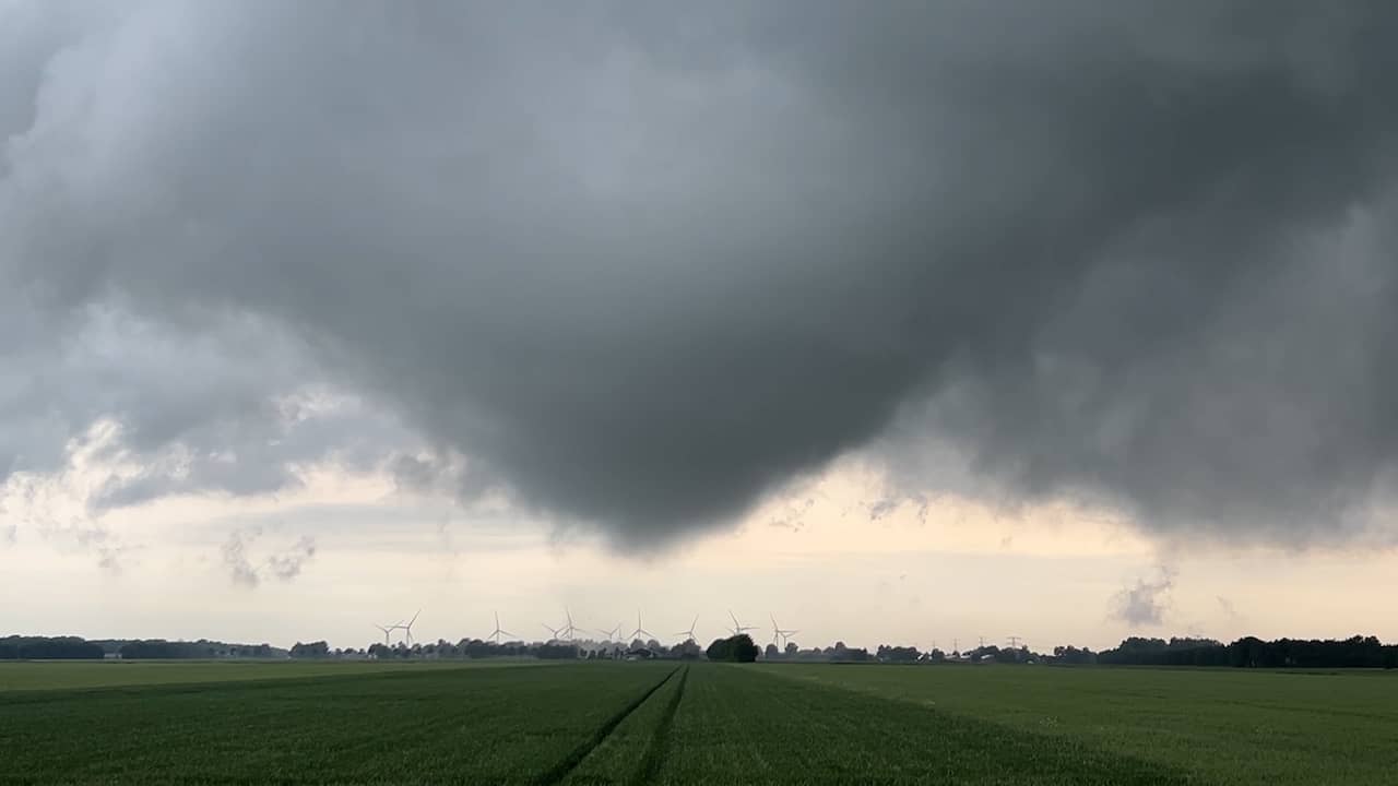 Video | Tornado vormt zich kort in omgeving Ter Apel