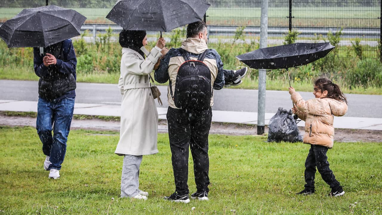 Video | 20 mensen slapen buiten in de regen in Ter Apel
