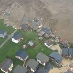 Video | Luchtbeelden tonen onder puin bedekt Zwitsers bergdorp na lawine