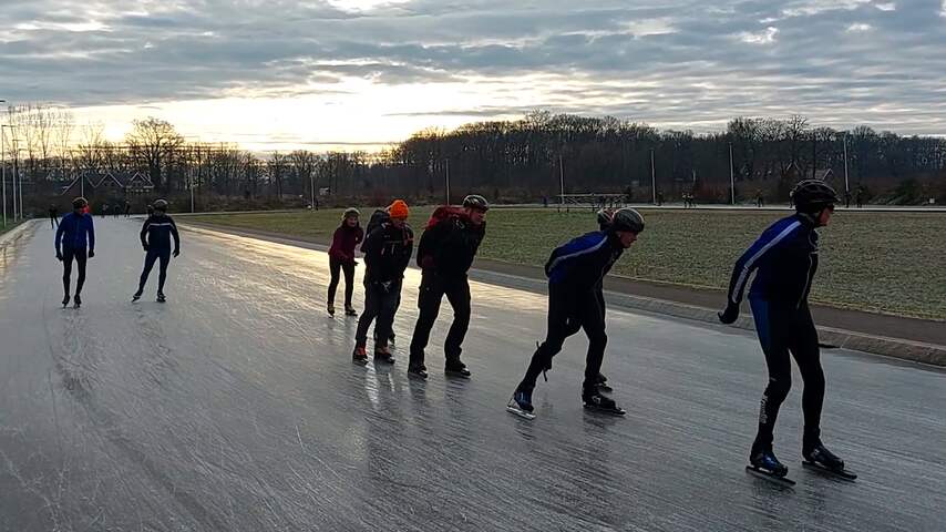 Eerste schaatsers leven zich uit op buitenbaan in Winterswijk