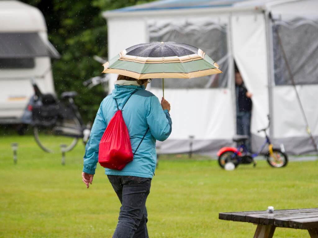 Weerbericht: Veel regen in noorden van het land, ook elders bewolkt en buiig