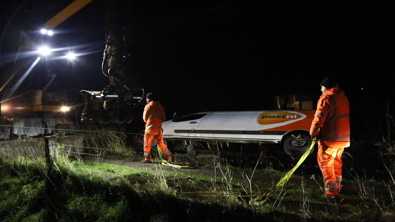 Video | Hijskraan haalt gecrashte PostNL-bus uit Friese sloot