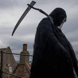 Brit beboet omdat hij als 'Grim Reaper' vanaf ziekenhuisdak naar patiënten staarde