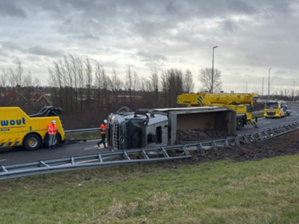 A8 bij Zaandam dicht tot na middernacht door gekantelde kiepwagen met klei