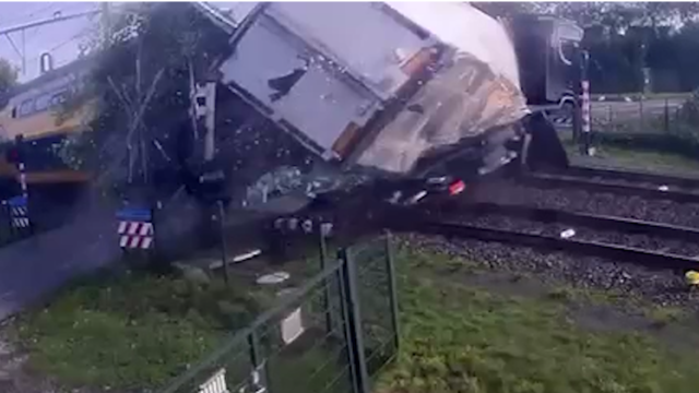 Nieuwe beelden van treinongeluk bij Meteren tonen moment van botsing