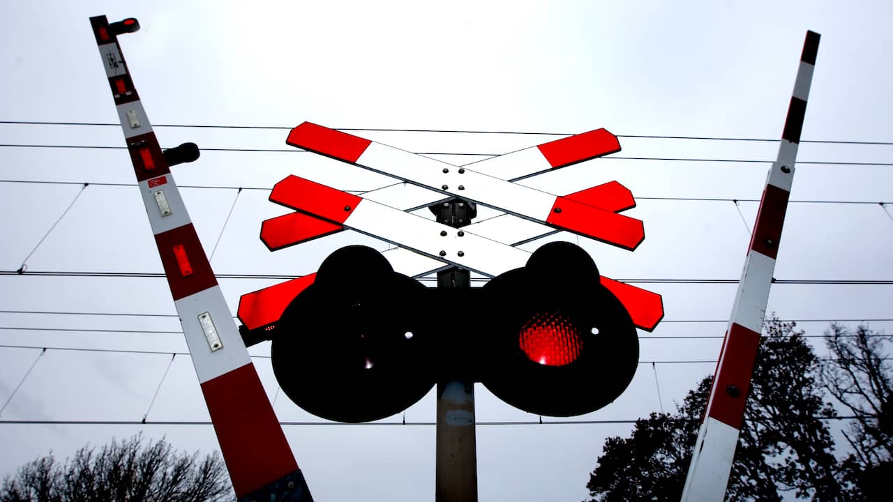 Spoorbomen bij Roosendaal tijdelijk omlaag door defecte trein