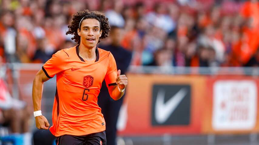 Foto bij Zechiël sluit na uitstapje naar Jong Oranje maandag weer aan bij selectie Xavi