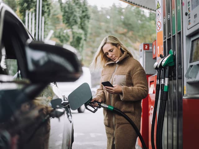 De olieprijzen zijn maandagochtend ondanks de Iraanse vergeldingaanval stabiel gebleven. Ook de Amsterdamse beurs reageerde vanochtend kalm.