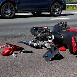 Video | Motor ligt in stukken op A2 na aanrijding bij Culemborg