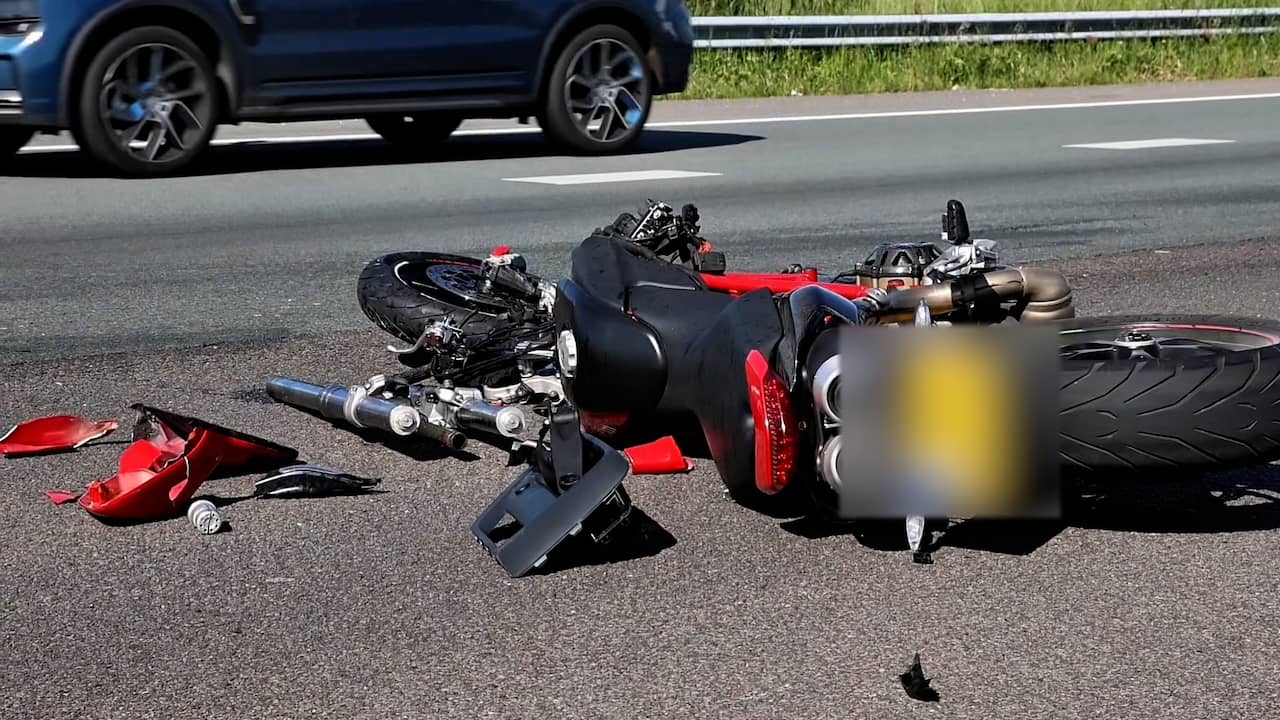 Video | Motor ligt in stukken op A2 na aanrijding bij Culemborg