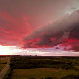 Video | Ondergaande zon kleurt donderwolken boven VS felrood