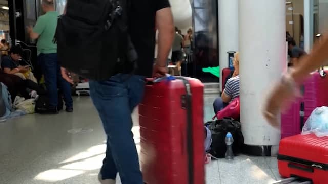Passagiers bivakkeren op vliegveld Sicilië na vulkaanuitbarsting
