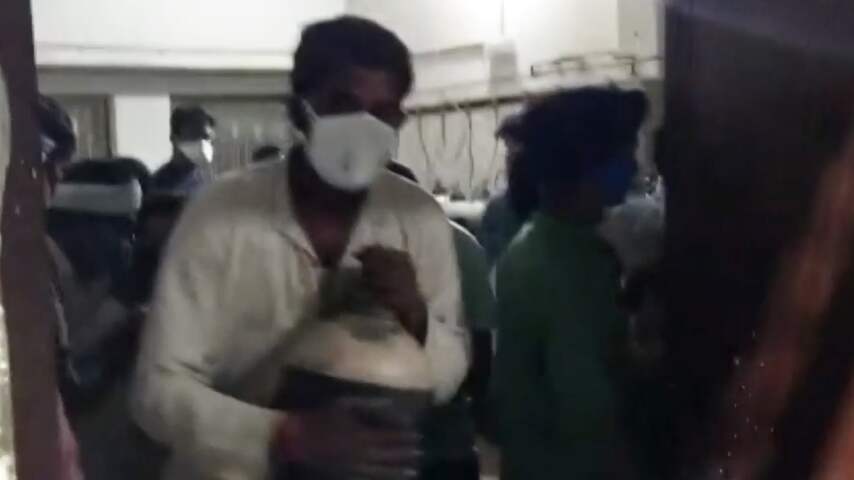 Wanhopige Indiërs stelen zuurstoftanks uit ziekenhuizen