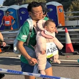 Video | Chinese man probeert marathon te lopen met baby op zijn buik