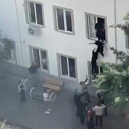 Video | Scholieren vluchten via raam bij schietpartij in Turkije