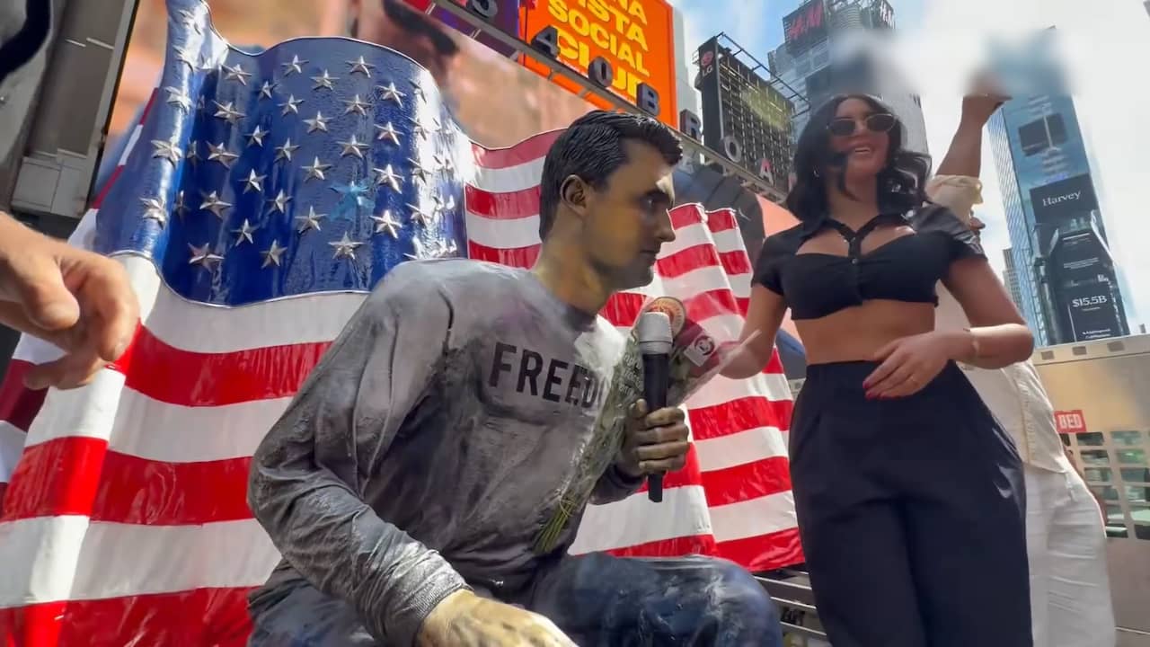 Standbeeld voor Charlie Kirk jaar na moord onthuld in New York