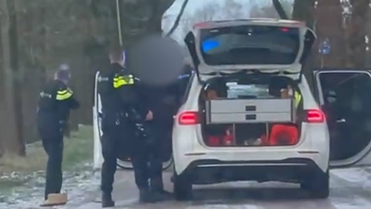 Video | Omstanders filmen aanhouding na dodelijk incident in Weiteveen