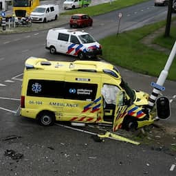 Video | Ambulance in de kreukels na harde botsing met auto in Zwolle