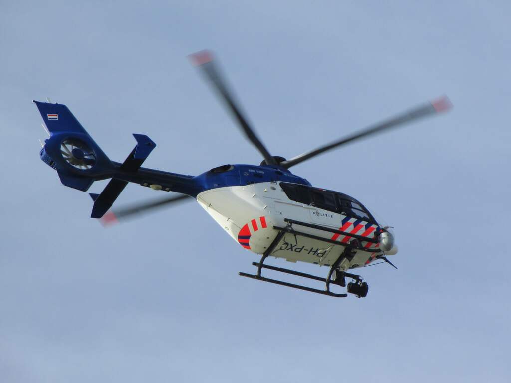 Politiehelikopter boven de kust bij Kijkduin.