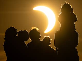 Applaus, huwelijksaanzoek en duisternis: Europa keek ademloos naar eclips
