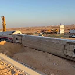 Video | Beelden tonen gekantelde wagons na treinongeluk in Egypte