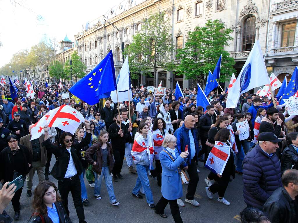 Duizenden Georgiërs de straat op in protest tegen 'Russische wet'