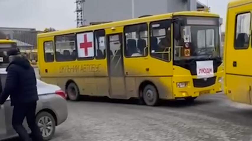 Evacuatiebussen op weg naar humanitaire corridors in Oekraïne