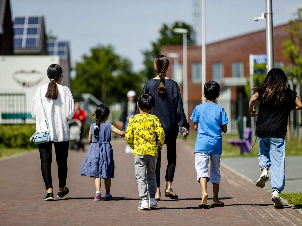 Afghaans ambassadepersoneel moet betalen voor verblijf in azc's