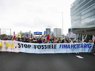 Politie begint klimaatactivisten te verwijderen van A10, zeventien arrestaties