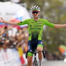 Tadej Pogacar voor tweede jaar op rij wereldkampioen na lange solo in Rwanda