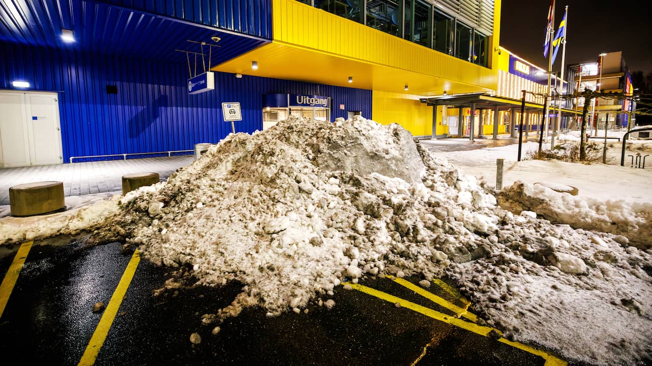 Live winterweer | IKEA in Utrecht en Groningen dicht vanwege sneeuw op dak