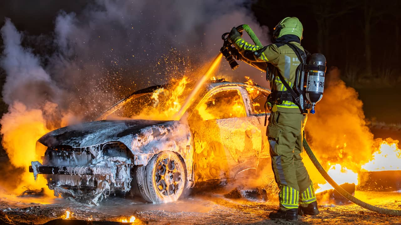 Live Oud en Nieuw | Nieuwjaarsduik Scheveningen afgelast vanwege harde wind