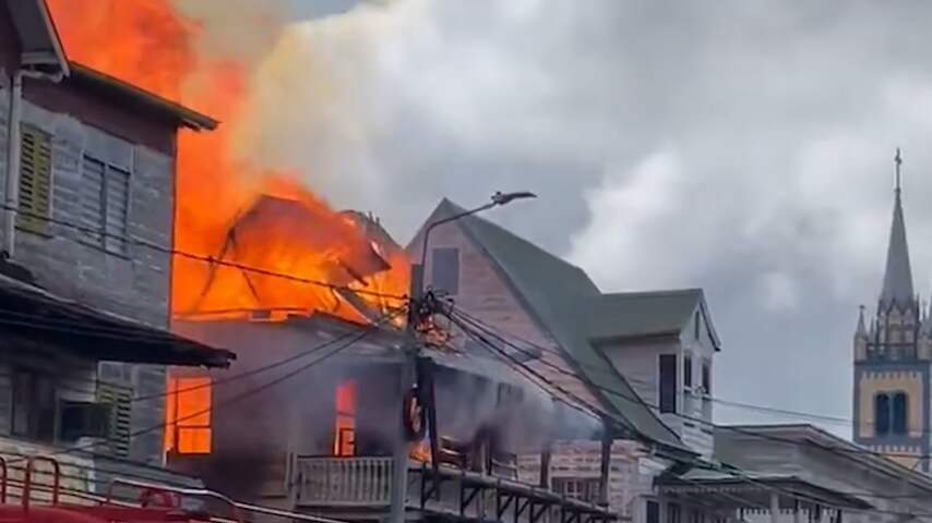 Vlammenzee in historisch centrum van Paramaribo