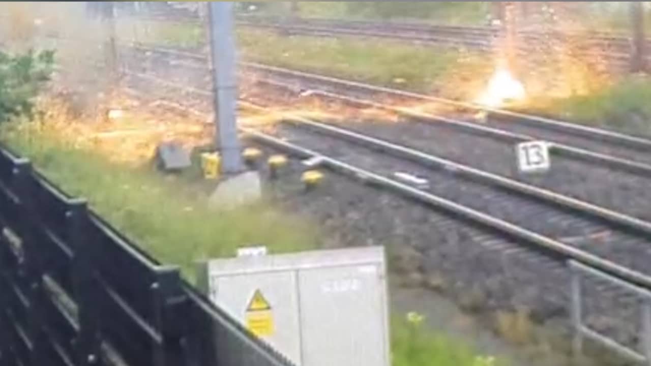 Video | ProRail deelt beelden van blikseminslag op spoor tussen Utrecht en Amsterdam