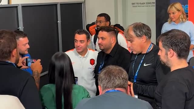 Griekse journalisten willen massaal op de foto met Xavi