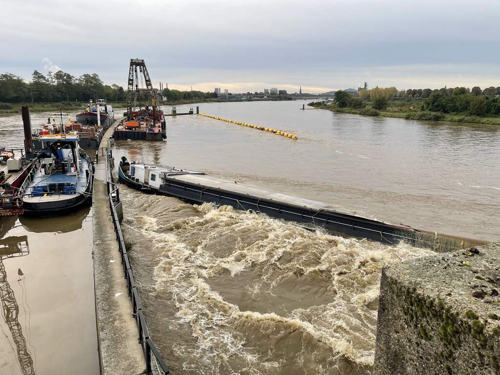 Vrachtschip met zand vaart tegen stuw en zinkt bij Maastricht