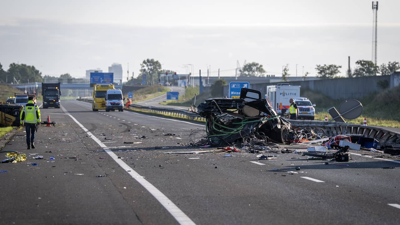 Onderzoek ongeluk op A28 gaat hele dag duren, brokstukken op beide weghelften