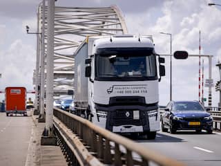 Minstens 96 boetes uitgedeeld aan vrachtwagens en touringcars op Merwedebrug