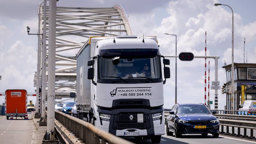Minstens 96 boetes uitgedeeld aan vrachtwagens en touringcars op Merwedebrug