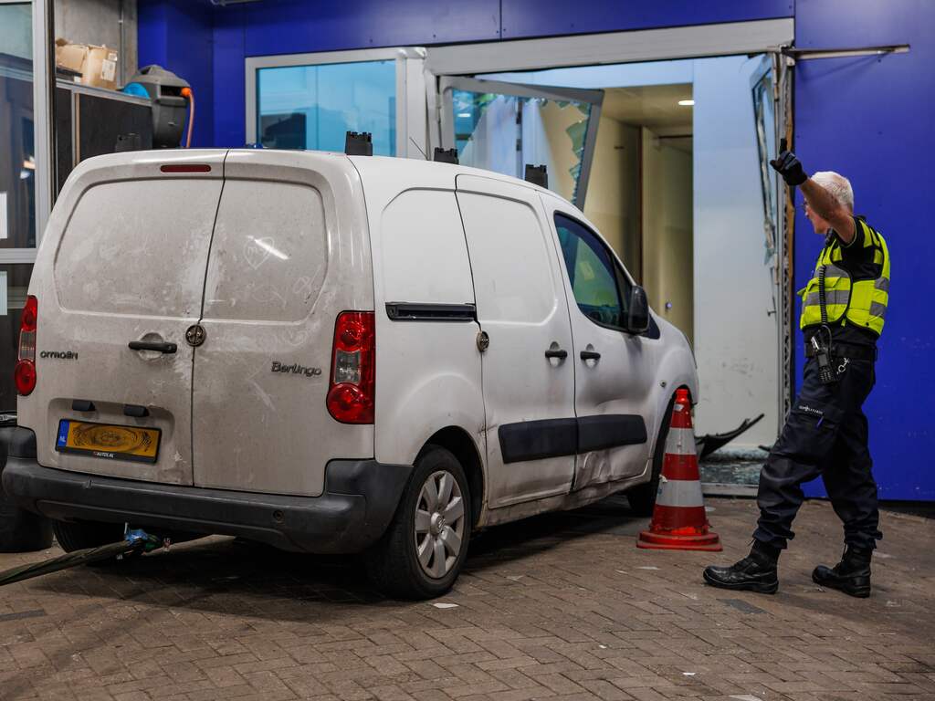 Net vrijgelaten man rijdt politiebureau binnen met gestolen bestelauto