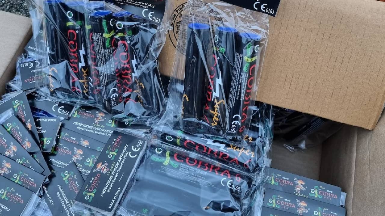 Tankstation langs A2 in Maarheeze ontruimd na vondst van illegaal vuurwerk