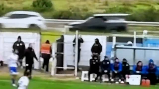 Weggetrapte bal veroorzaakt autocrash naast voetbalveld in Uruguay