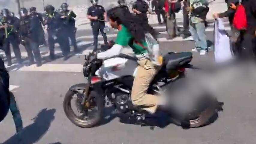 Motoren rijden in op politie tijdens demonstraties in L.A.